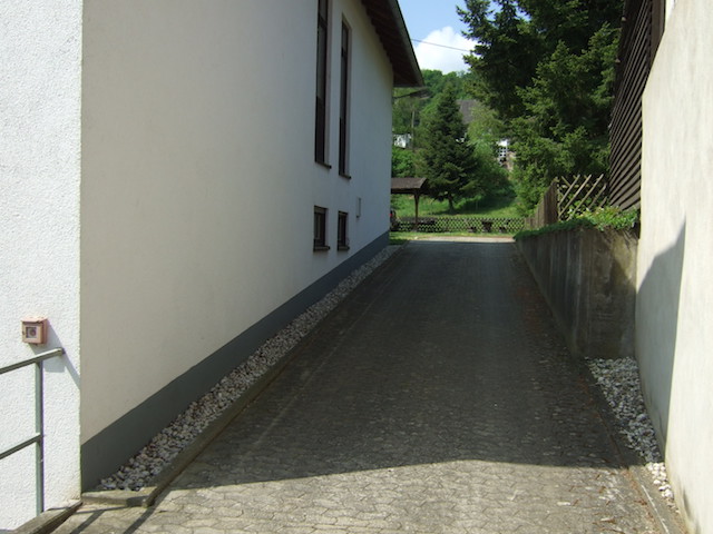 Gasse Schiefersteinweg Kellenbach.JPG